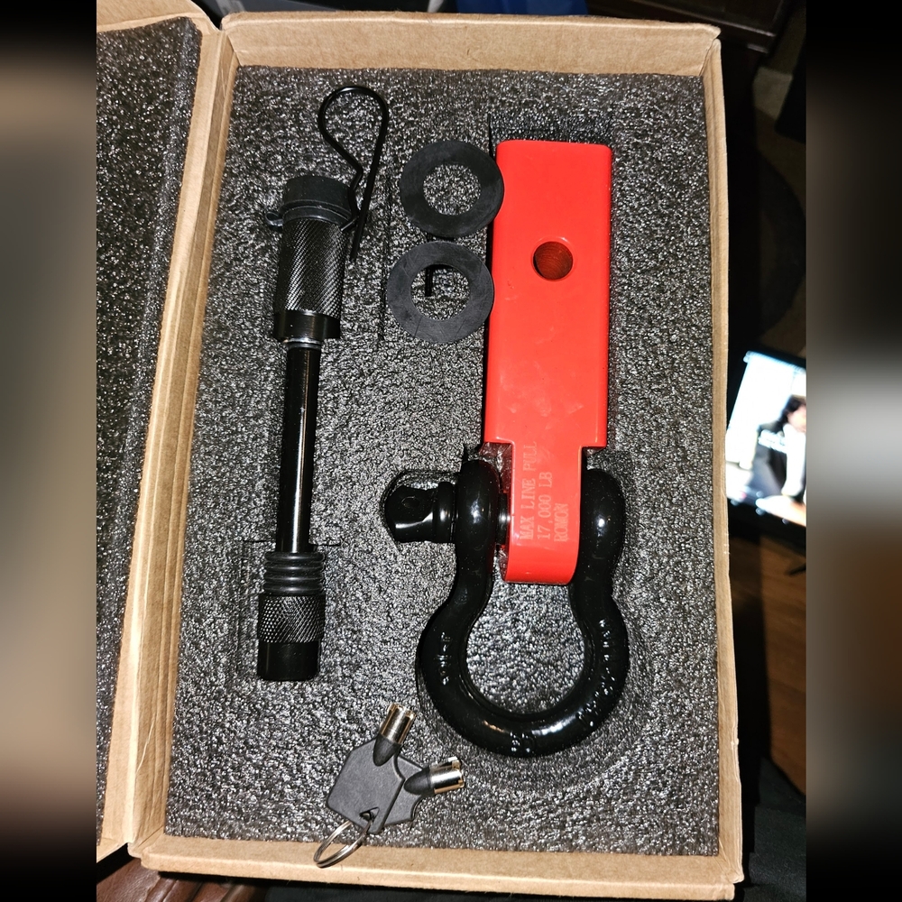 Romon Red and Black Shackle Hitch Receiver with Accessories